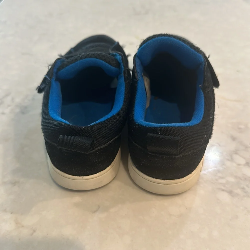 UGG Rennon Black Suede Low Top Sneaker Shoes Toddler Size 11